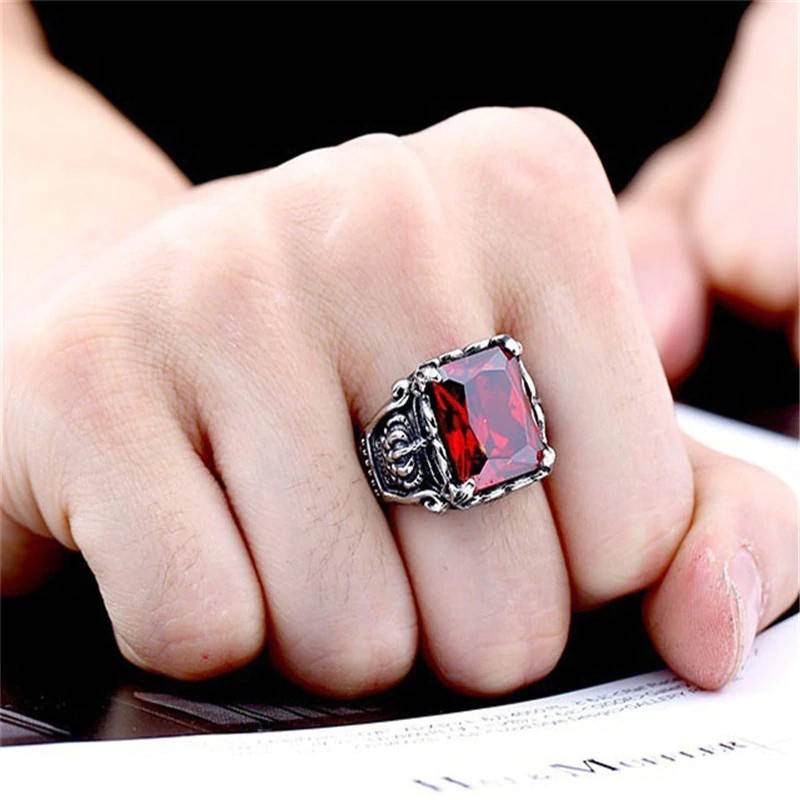 

Мужской перстень в ретро серебре с красным камнем размер 24