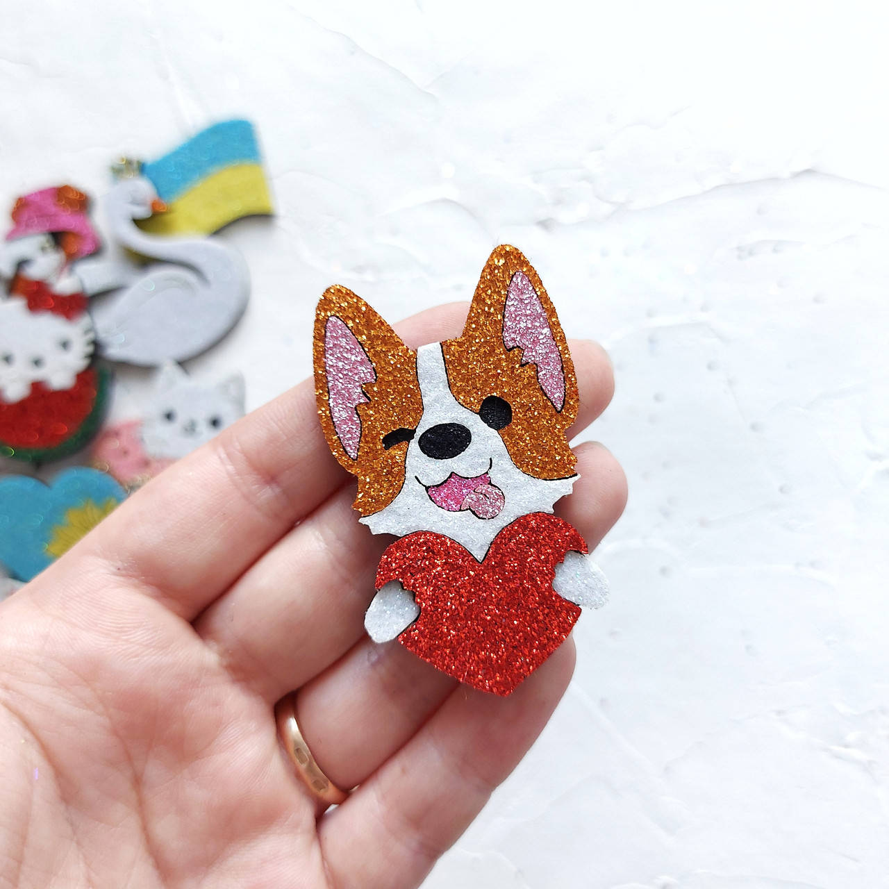 

Патч СОБАЧКА КОРГІ СЕРДЕЧКО ЧЕРВОНЕ, 6*3.5см (НЕ СКЛЕЄНО)