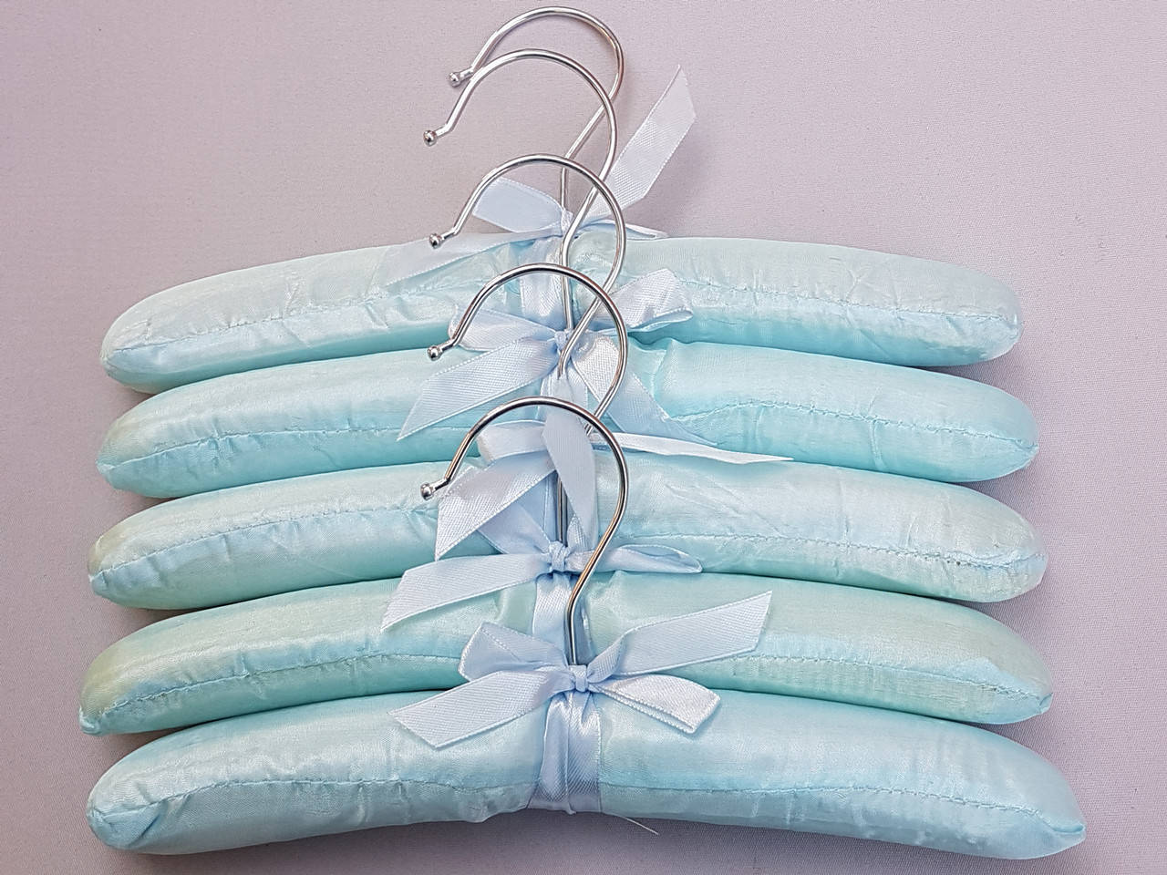 

Плечики вешалки тремпеля мягкие сатиновые нежно голубого цвета, длина 25 см