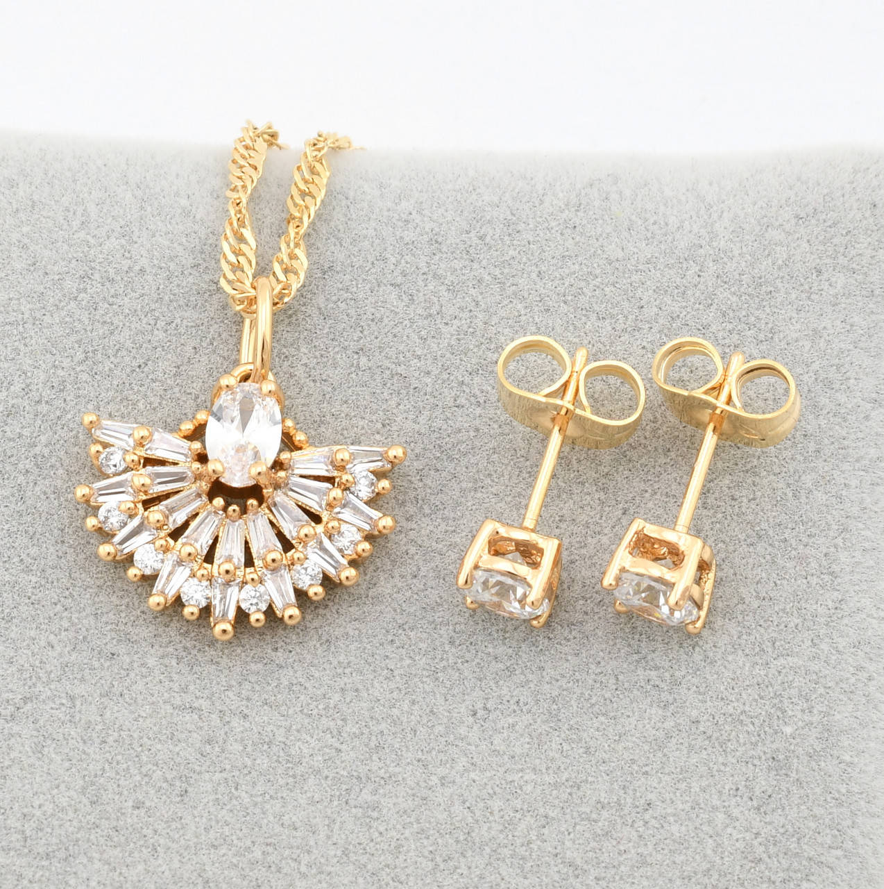 

Набор Xuping 90128 кулон 20х17 мм + цепочка 45х0.2 см + серьги 5х5 мм позолота 18К