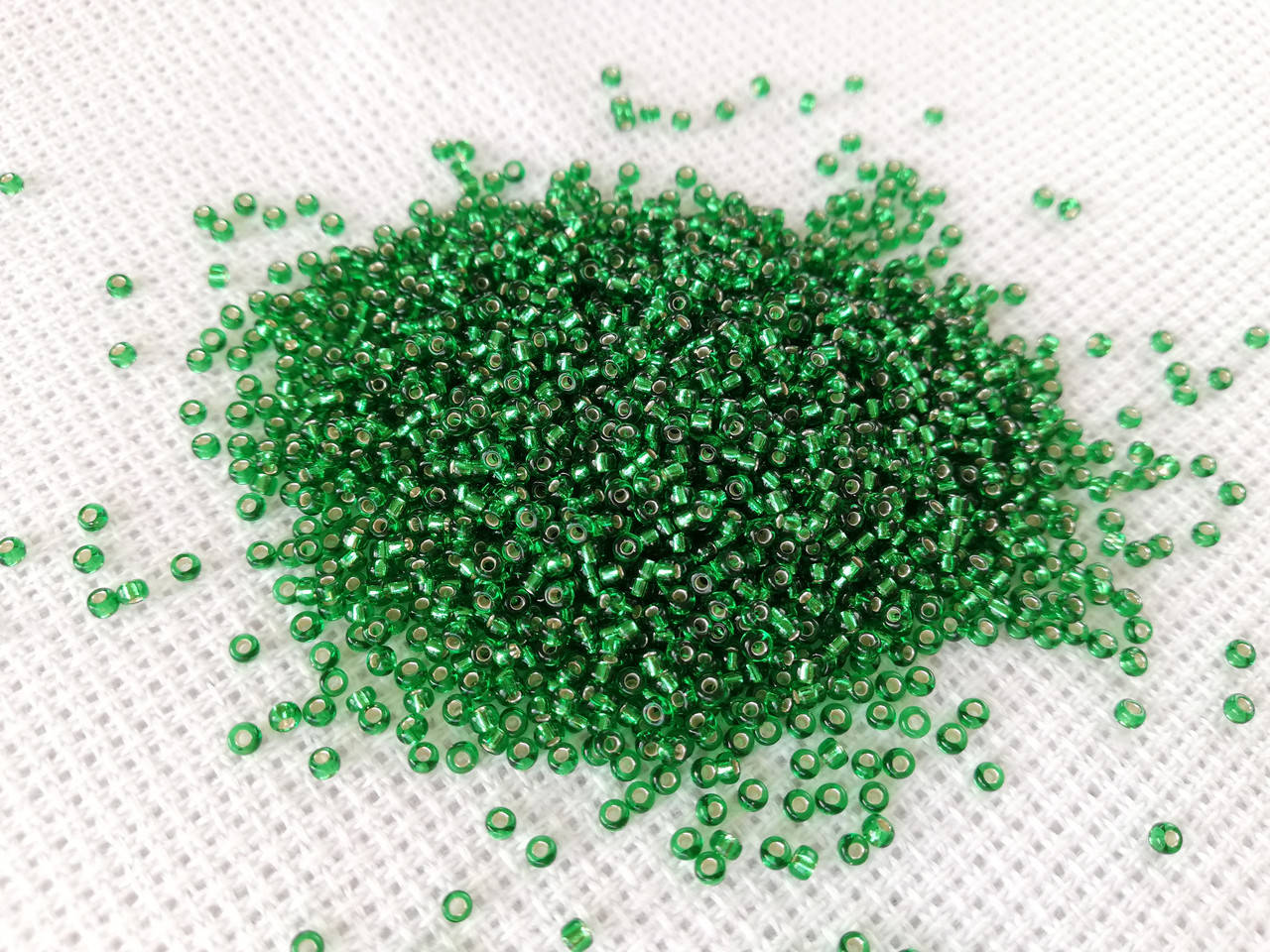 

Японський бісер Miyuki Круглий 11/0 0016 - Green Silver Lined