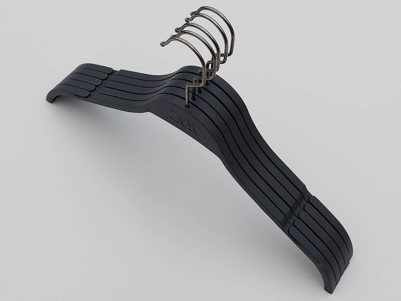 

Плечики пластмассовые комиссионные ZT41 Zara черного цвета, длина 41 см, в упаковке 5 штук, Черный