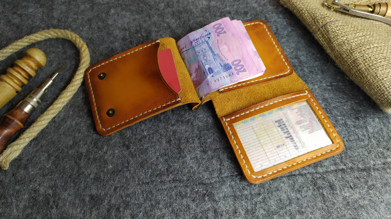 

Кожаный зажим для денег с отделом под права. Ручная работа. Цвет бежевый. Мастерская "ViPu"