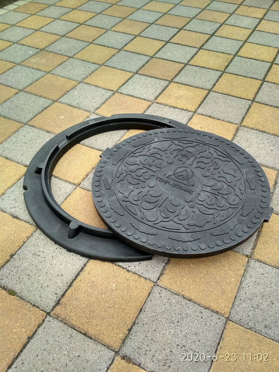 

Люк канализационный полимерпесчаный газонный черный