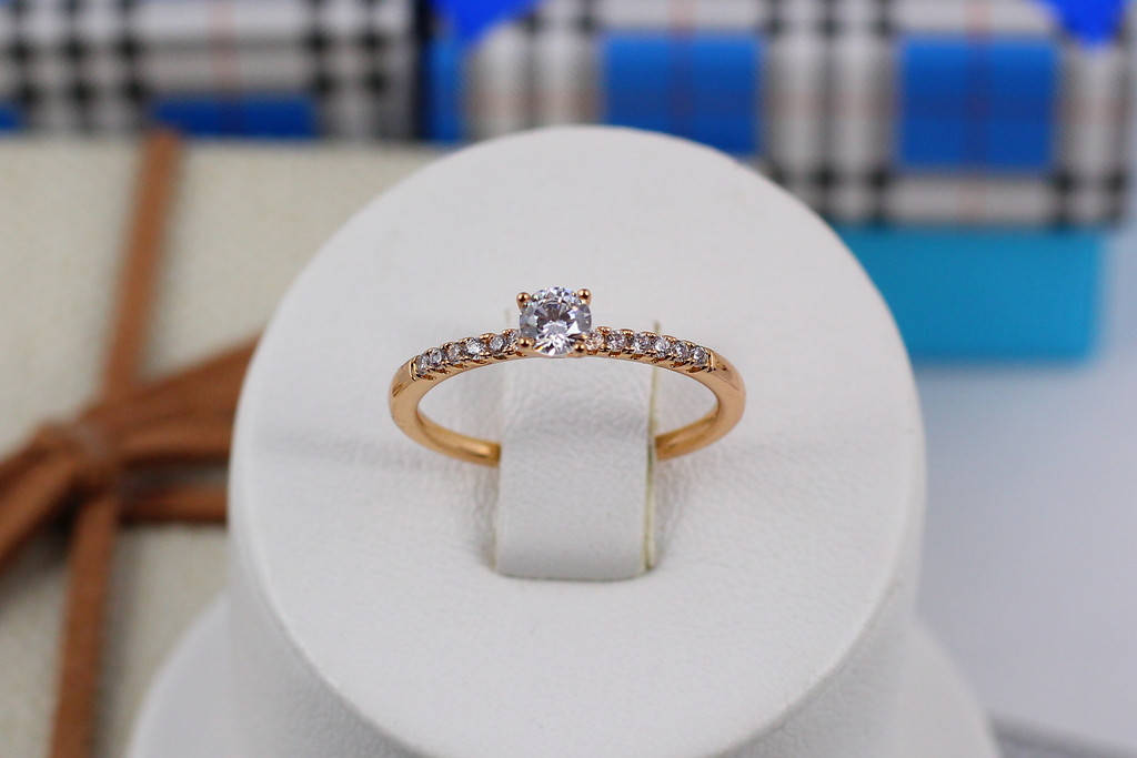 

Кольцо Xuping Jewelry тонкое камень 3 мм крепление квадратом р 18 золотистое