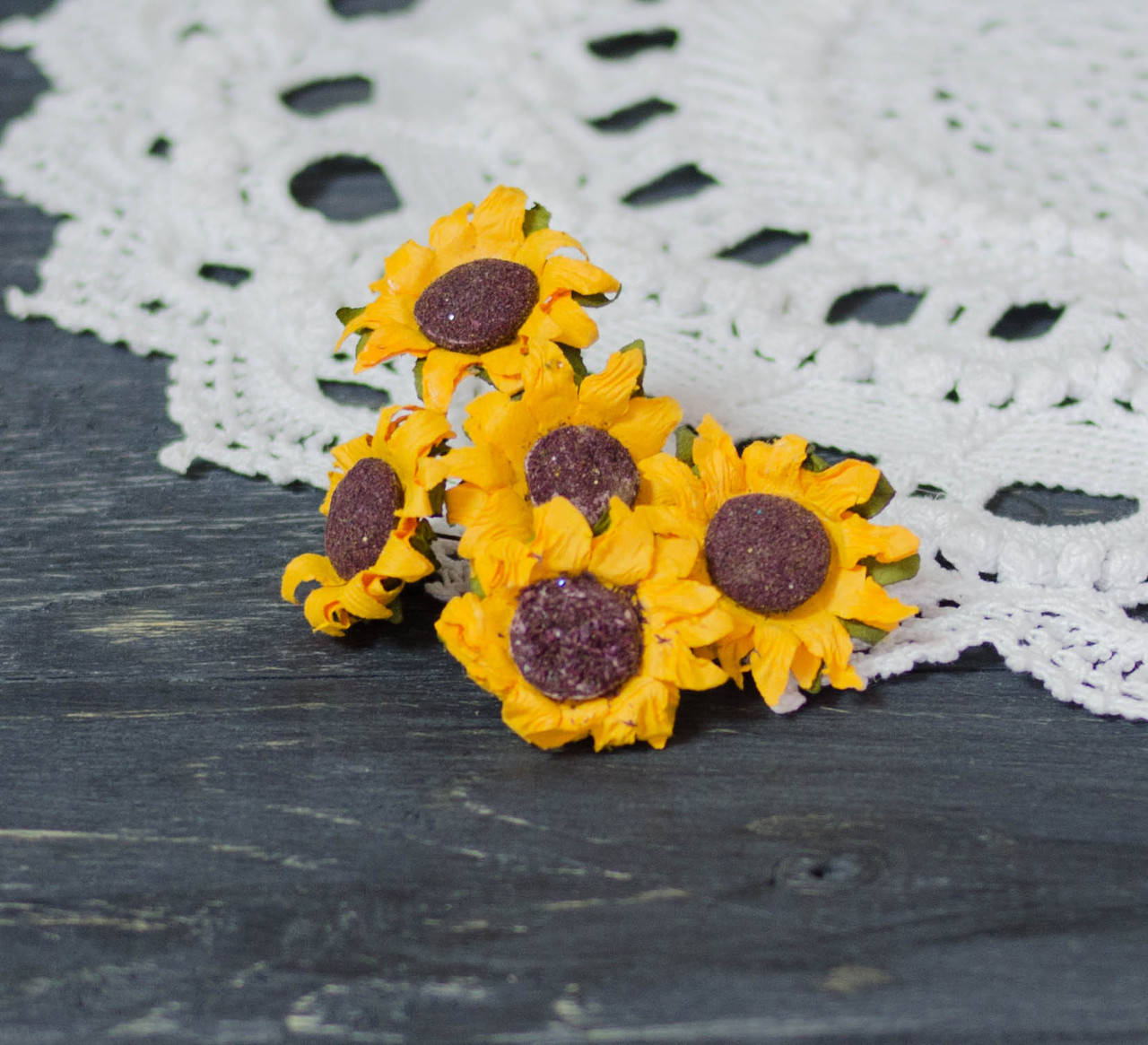 

Бутоньерка подсолнуха бумажного 5 шт