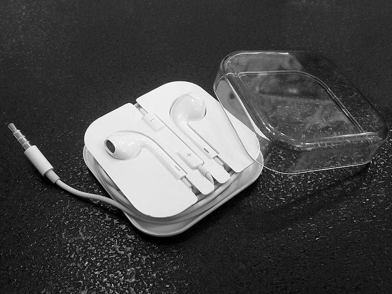 

Наушники вакуумные iPhone в боксе белые (7600)