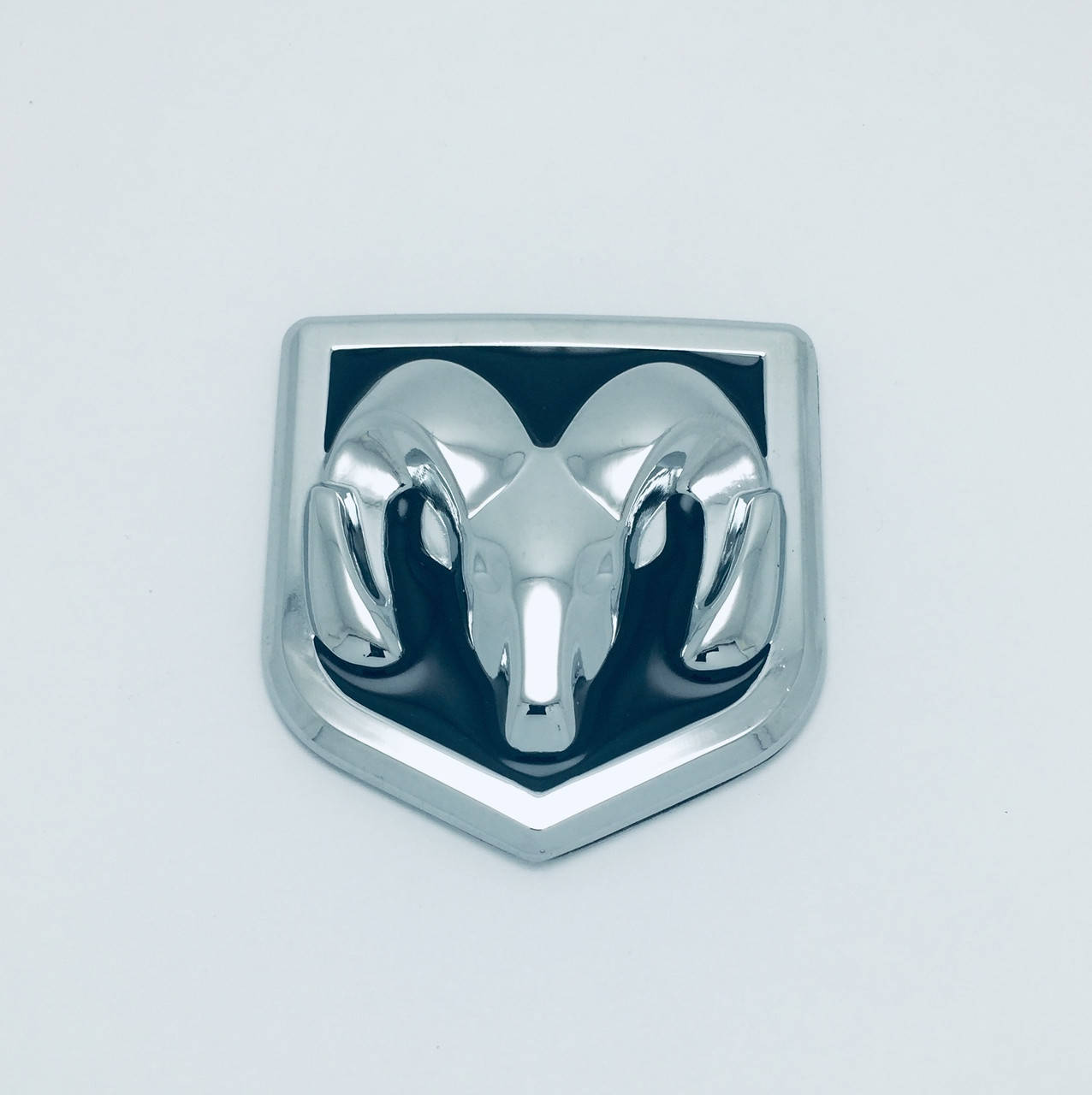 

Эмблема кузова Dodge 66х62мм