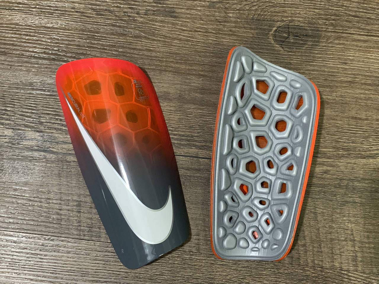 

Футбольные щитки Nike Mercurial Lite