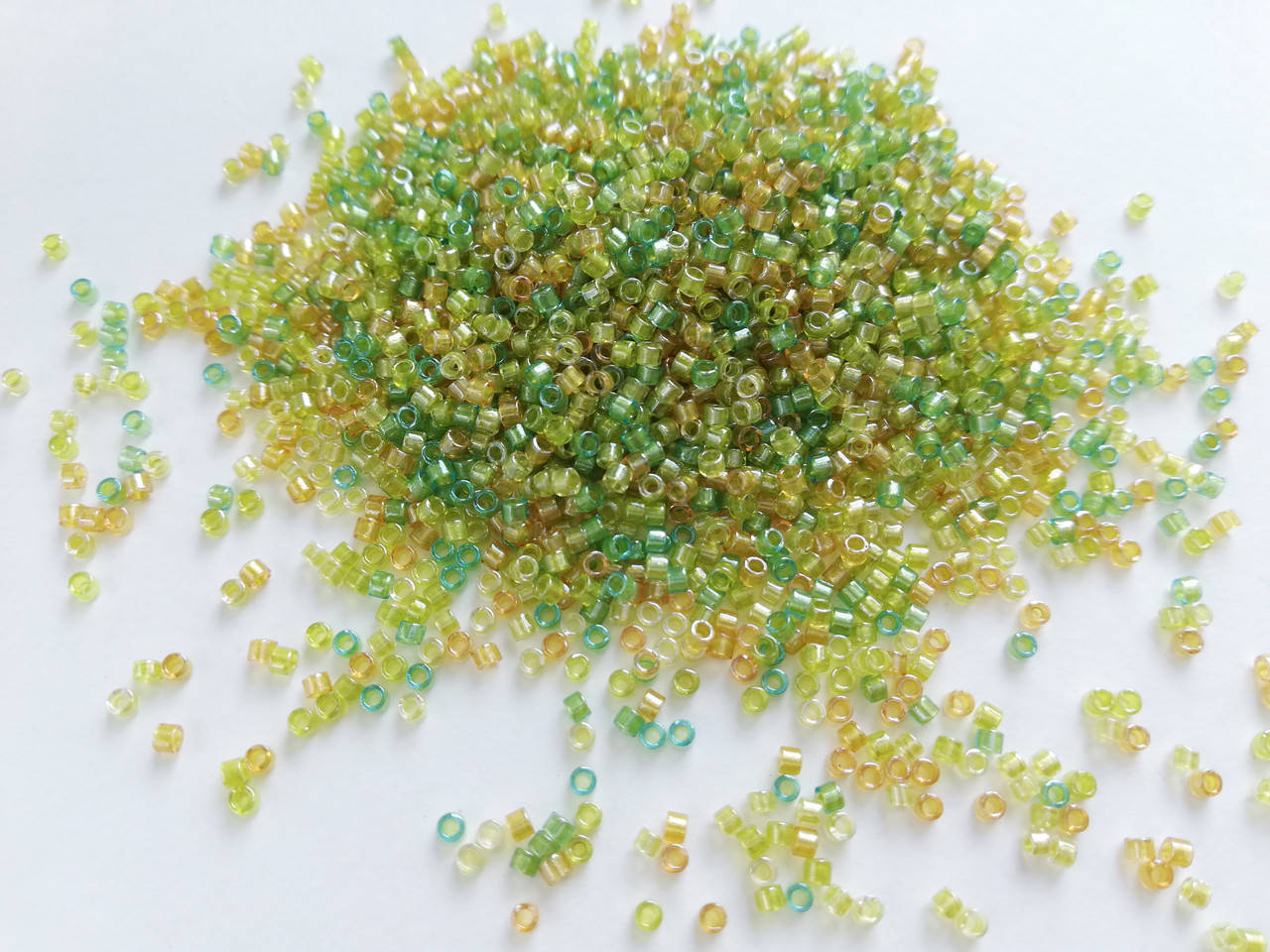 

Японський бісер Miyuki Delica 11/0 DB0983 - Lined Amber/Peridot Mix