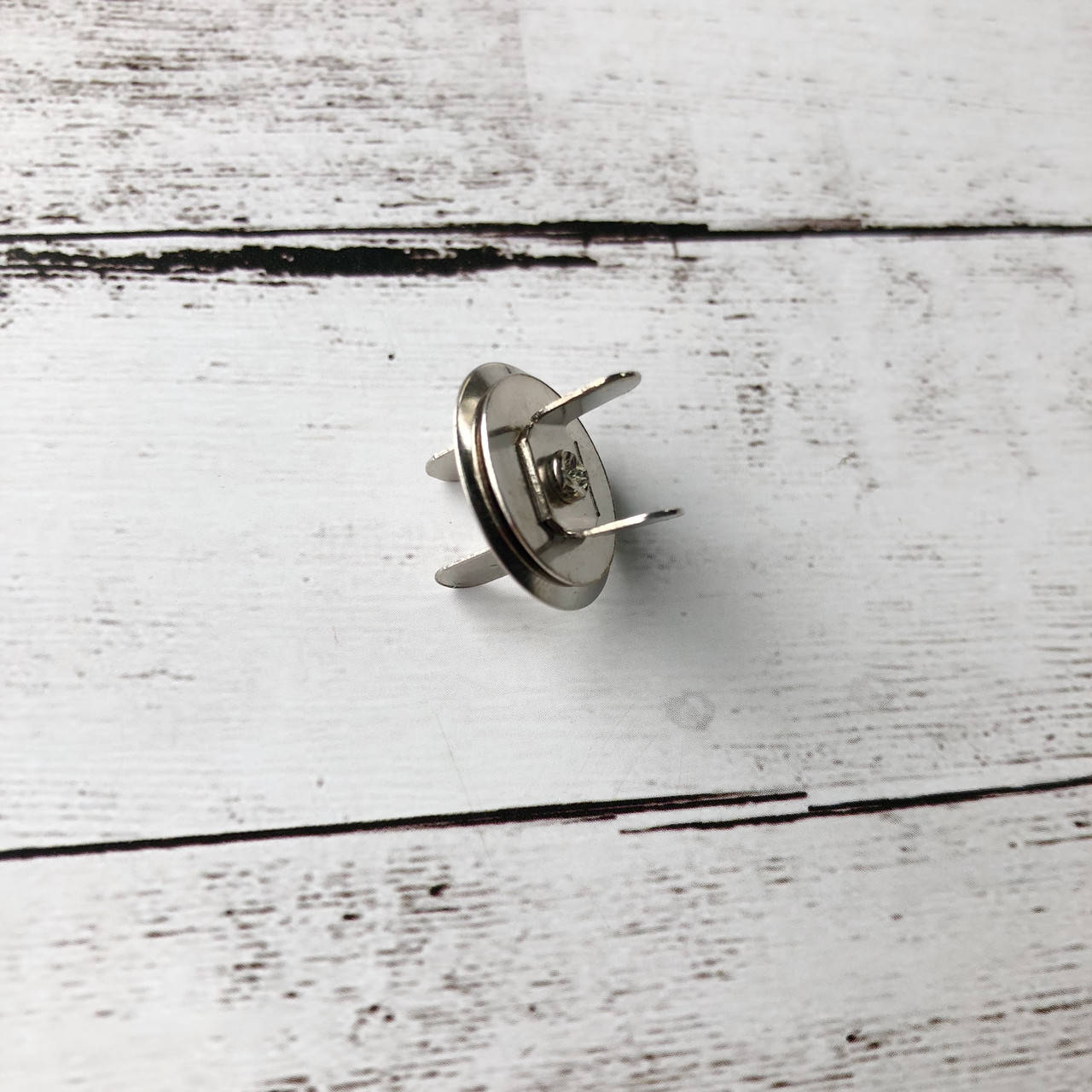 

Кнопка-тарілочка магнітна. Срібло. Діаметр 16 мм.