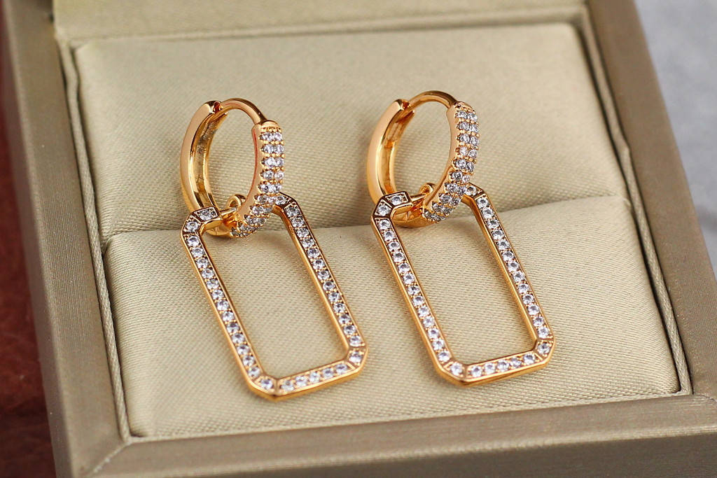 

Серьги Xuping Jewelry прямоугольные ободки с камешками в колечках 3 см золотистые