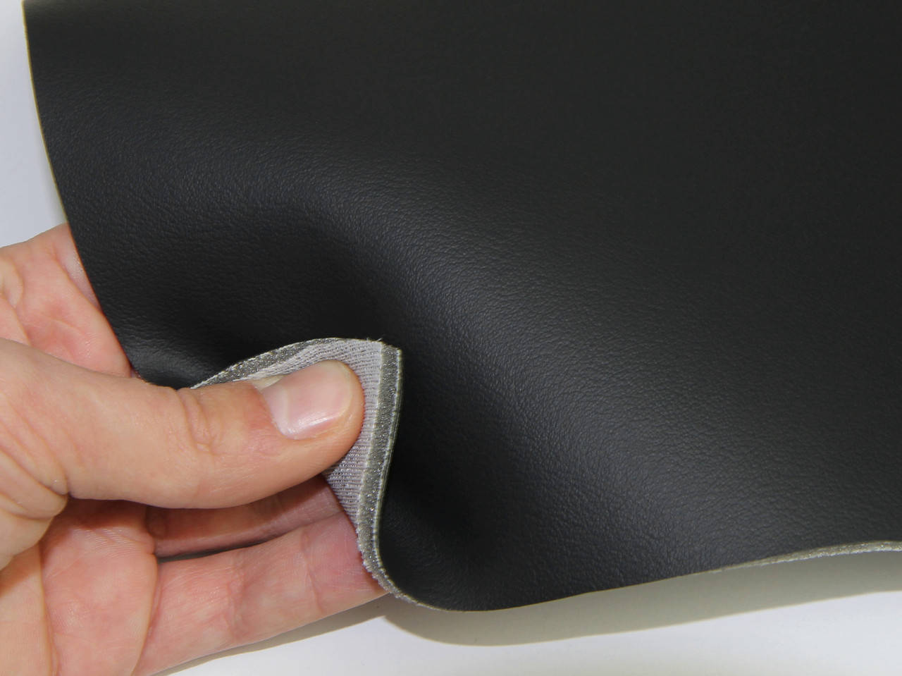 

Авто кожзам черный гладкий dx-58/6, на поролоне 4мм и сетке, ширина 1,80м