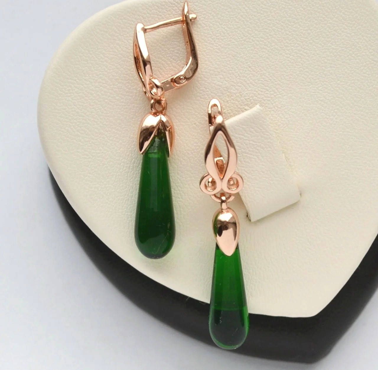 

Красивые серьги Капля с зелеными кристаллами позолота 18к.