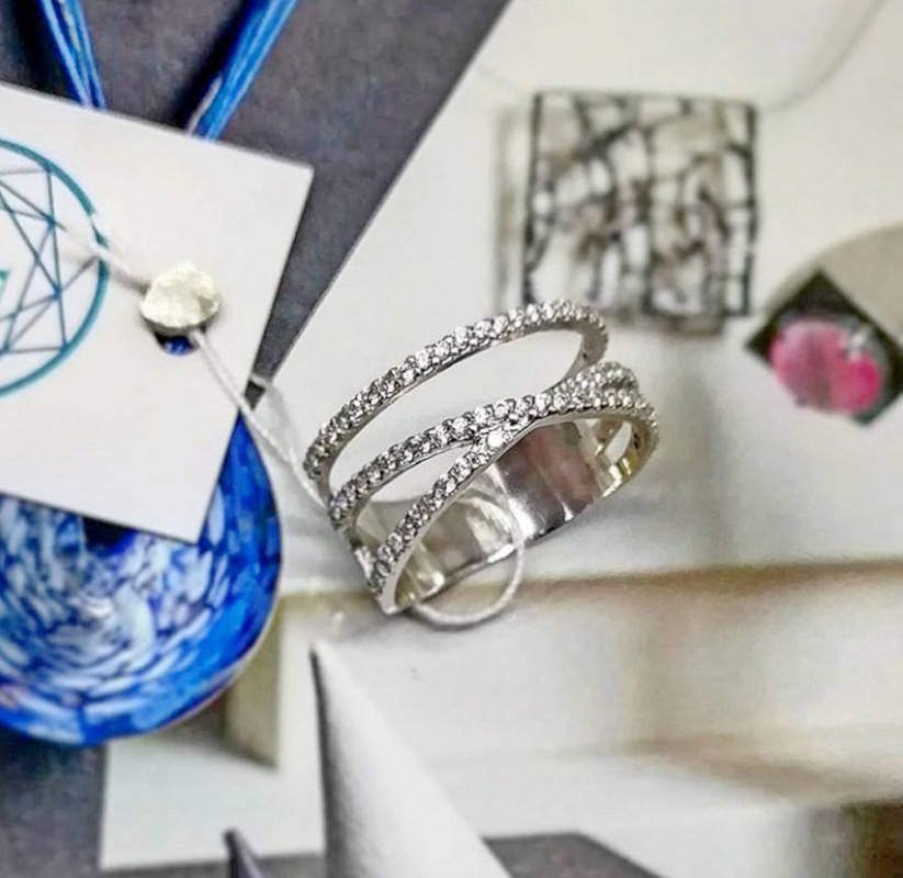 

Кольцо с фианитом в серебре Мэри