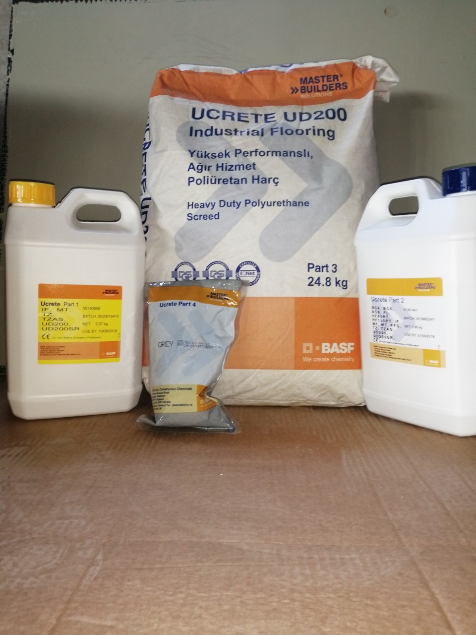 Ucrete UD 200 (Четирокомпонентний термо- і хімічно стійкий кольоровий поліуретан-цементний склад)