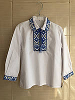 Рубашка белая для мальчика с длинным рукавом и синей вышивкой
