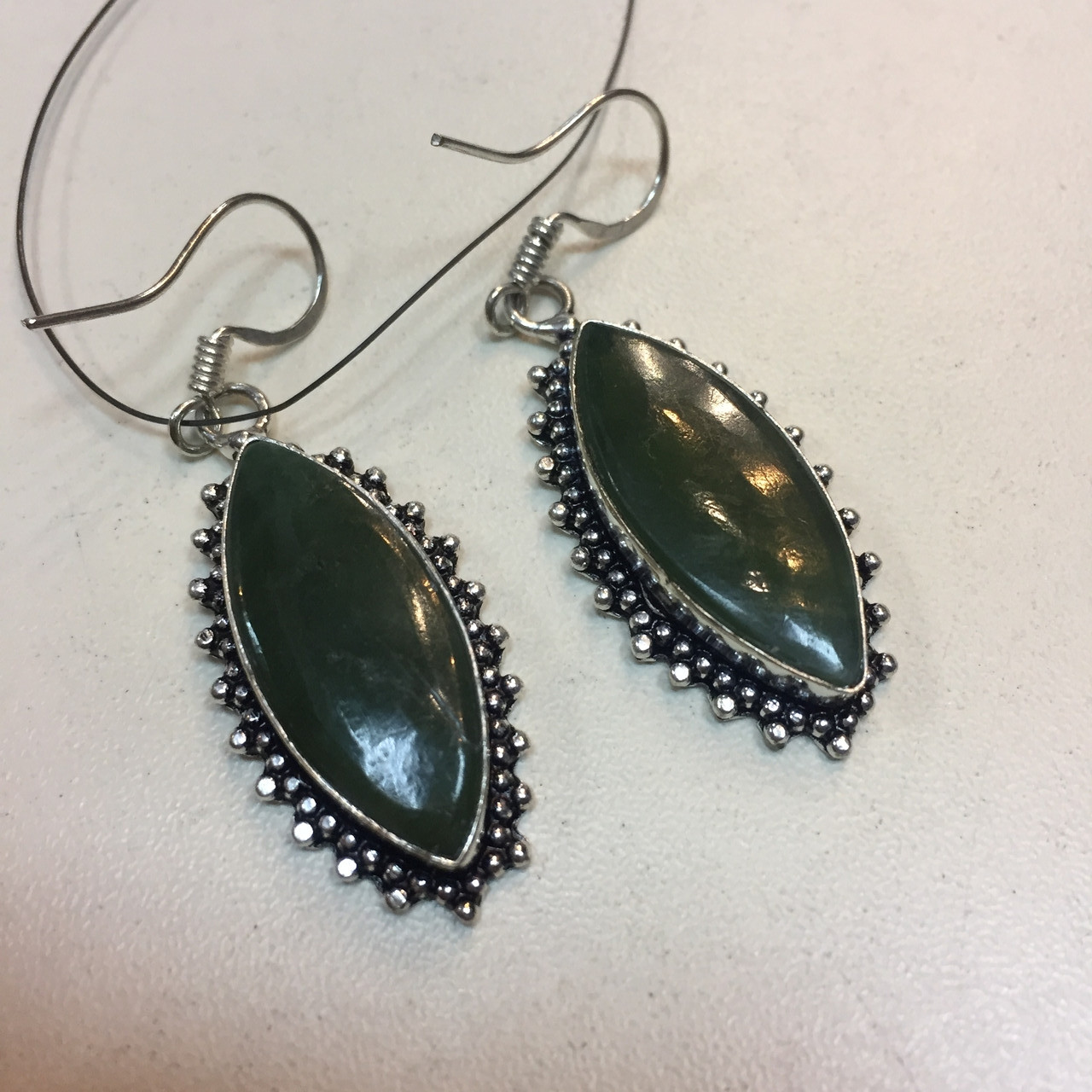 Красиві нефритові сережки, сережки з нефритом. Ніжні сережки нефрит у формі маркіз в сріблі Індія, фото 1