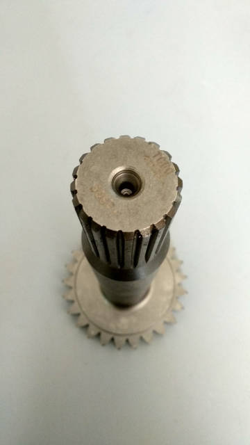 ぐっ 2049585 ВАЛ РЕДУКТОРА ХОДА HITACHI ZX200-3, ZX200-5G, ZX200