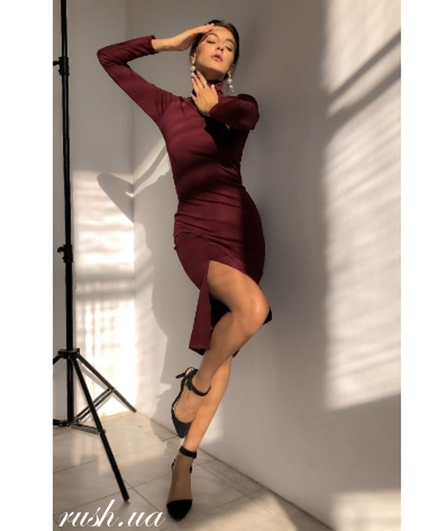 Трикотажне плаття з розрізом на нозі