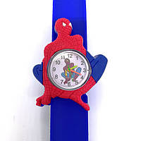 Дитячі годинники Flip-flop Людина Павук на синьому силіконовому фліп-ремінці.