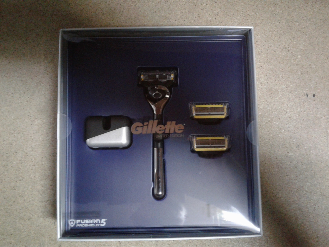 Набор для бритья мужской Gillette Fusion Proshield Станок + подставка + 3 картриджа - фото 1 - id-p1053386843