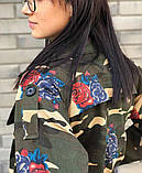 Курточка жіноча мілітарі з квітковим принтом коротка осіння, фото 4