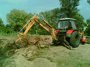 Видалення пней технікою — Корчування пня трактором — екскаватором
