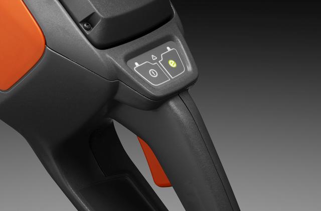 Кнопки управління акумуляторної пилкою Husqvarna