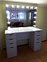 Стіл для візажиста, гримерный стіл для макіяжу, з лампами по периметру дзеркала., фото 3