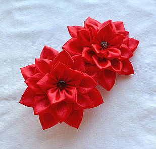 Гумка з атласних стрічок для волосся ручної роботи канзаші "Червона квітка"