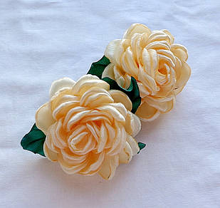 Резинка для волосся з квітами "Персикові троянди"/// Резинка для волос ручной работы "Персиковые розочки"