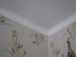 Карниз стельовий з орнаментом з пінополістиролу.