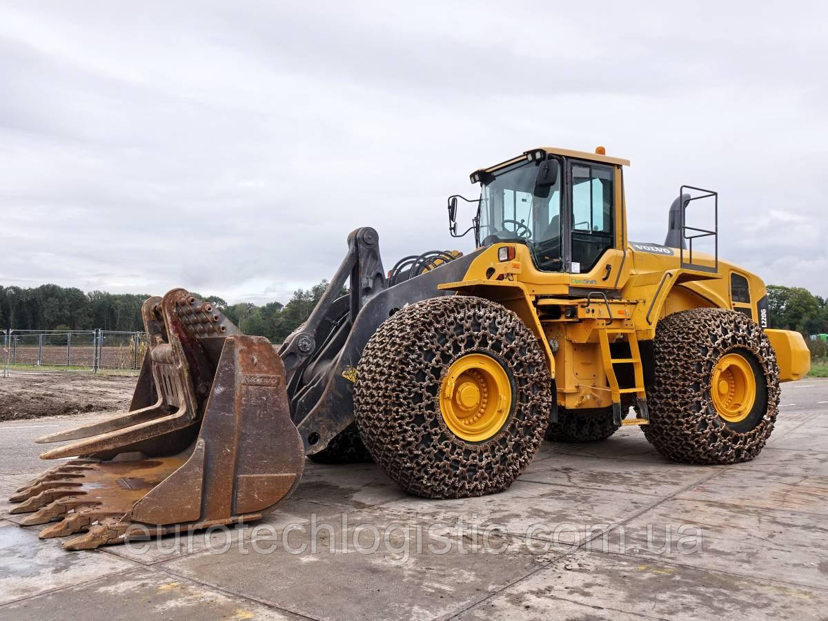 Фронтальний навантажувач Volvo L220G.