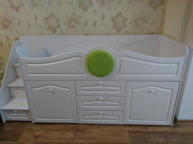 На фото: детская кровать-чердак "Престиж-1" с лестницей комодом и выдвижным столиком, белого цвета