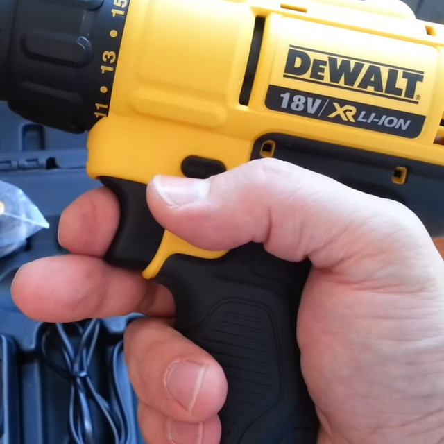 шуруповерт DeWalt DCD771C2