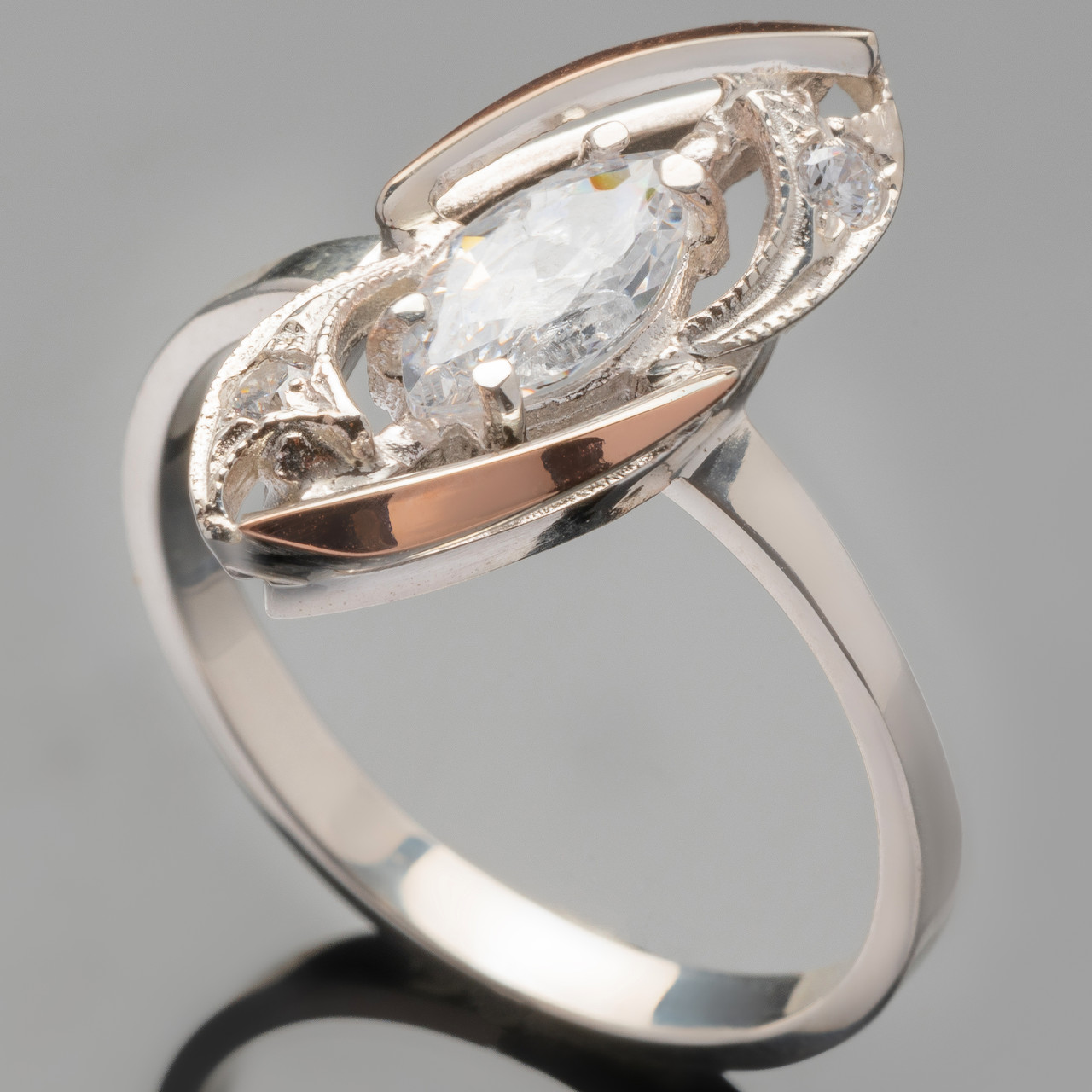 Серебряное кольцо 925 пробы с золотом арт. 424к