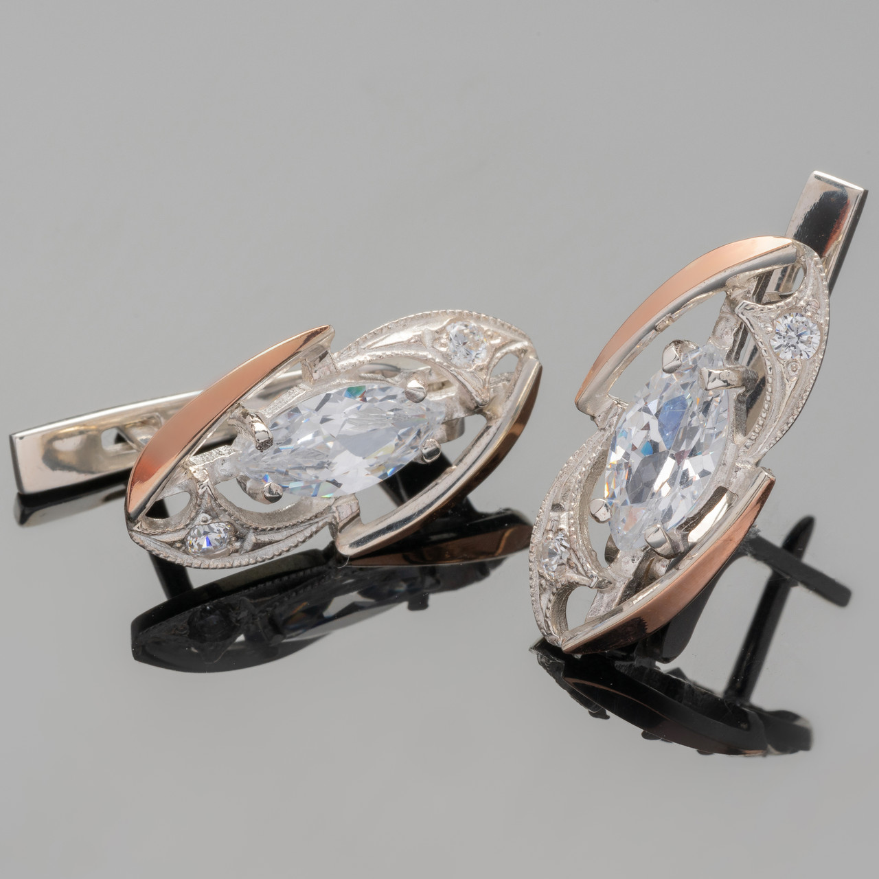 Серебряные серьги 925 пробы с золотыми вставками арт. 424с