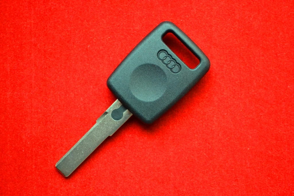 Ключ AUDI з місцем під чип HU66 вигляд No1 Оригінал