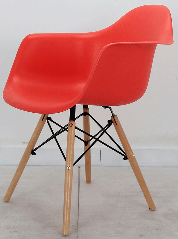 Дизайнерське крісло Leon червоне 05, дерев'яні букові ніжки DAW armchair Charles Eames, у стилі лофт