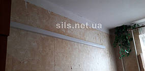 фреоновую трассу протянули через соседнюю комнату, и скрыли пластиковым кокробом