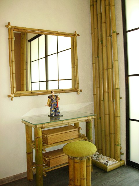 Дзеркало та туалетний столик із бамбука