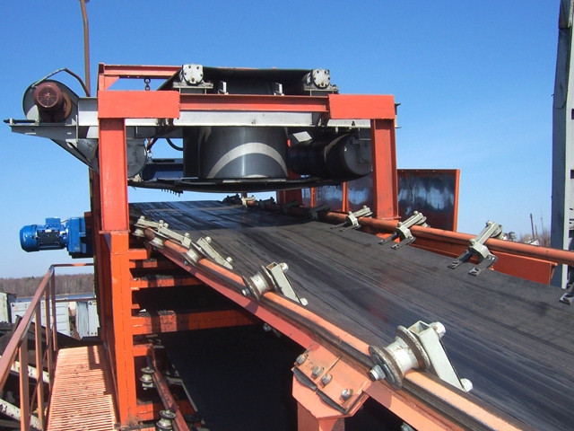 Магнитный сепаратор подвесной саморазгружающийся