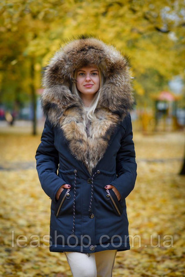 Женская зимняя парка с золотистым енотом ФОТО