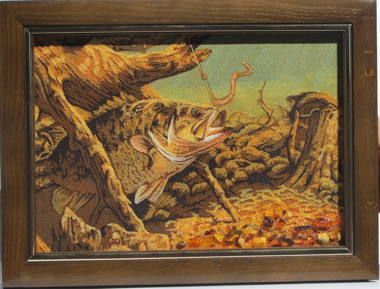 Картина з бурштинової крихти "Риба та черв'як" 20х30 см, фото 1
