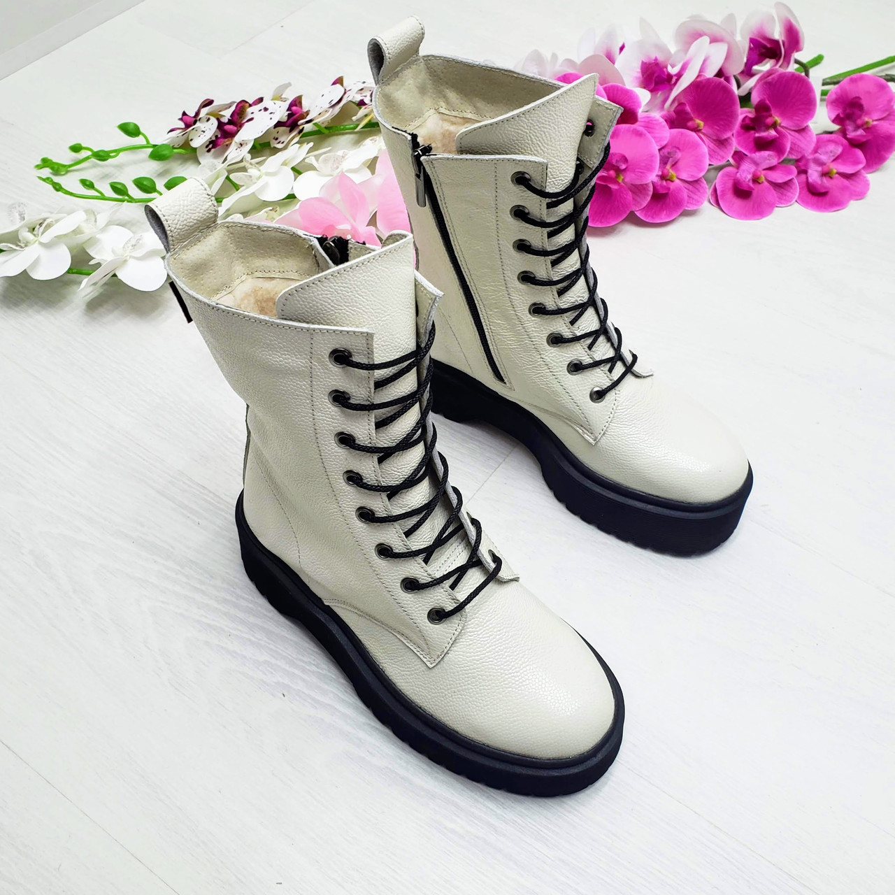 Жіночі демісезонні черевики високі шкіряні на шнурівці WooDstock світлий беж лак, фото 1