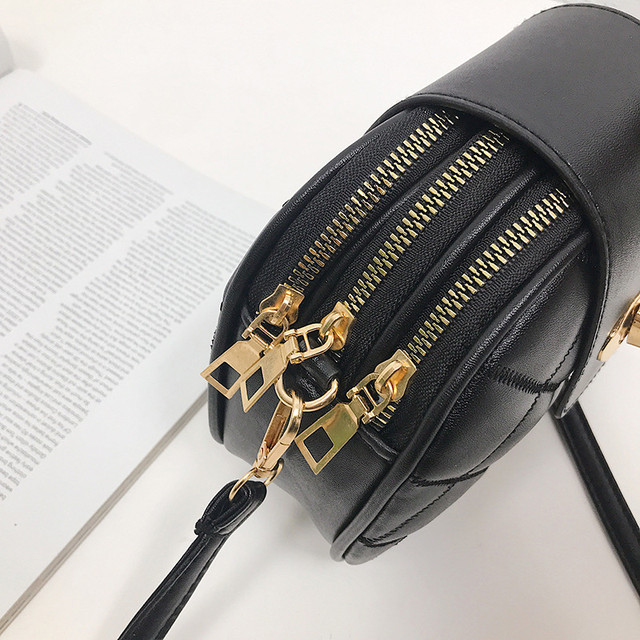 Жіноча чорна сумочка стьобана