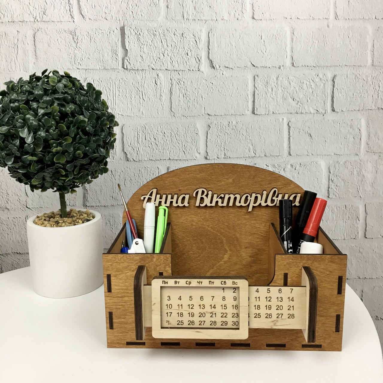 Дерев'яний іменний органайзер для вчителя з вічним календарем