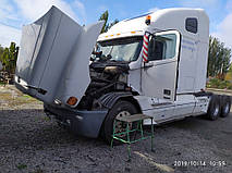 Производство и замена лобового стекла триплекс на грузовике Freightliner Columbia в Никополе (Украина). 1