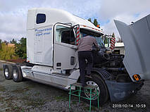 Производство и замена лобового стекла триплекс на грузовике Freightliner Columbia в Никополе (Украина). 4